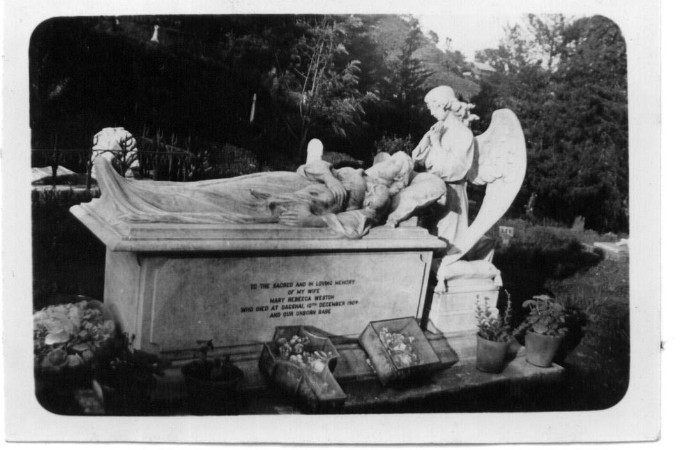 Images/Brown  Ferozepore elaborate grave.jpg